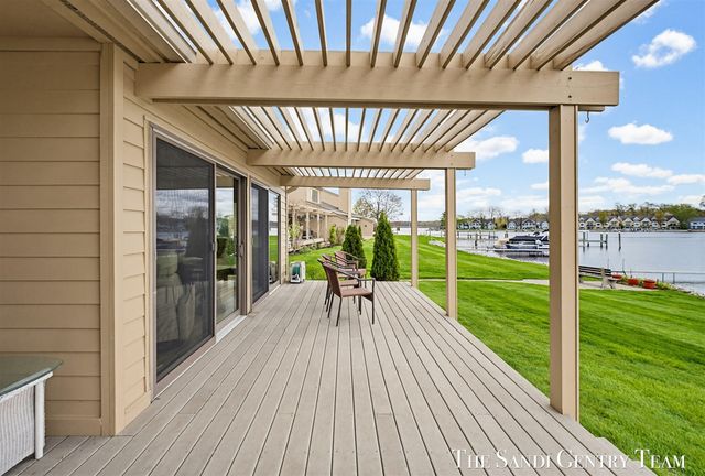 15780 N Prospect Point Drive, Spring Lake, MI 49456