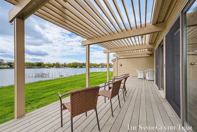 15780 N Prospect Point Drive, Spring Lake, MI 49456