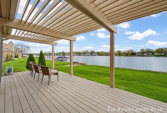 15780 N Prospect Point Drive, Spring Lake, MI 49456