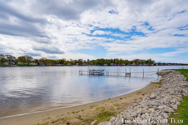 15780 N Prospect Point Drive, Spring Lake, MI 49456