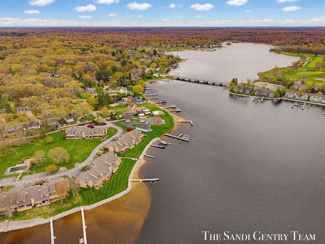 15780 N Prospect Point Drive, Spring Lake, MI 49456