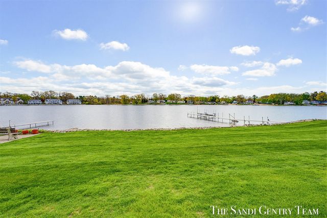 15780 N Prospect Point Drive, Spring Lake, MI 49456