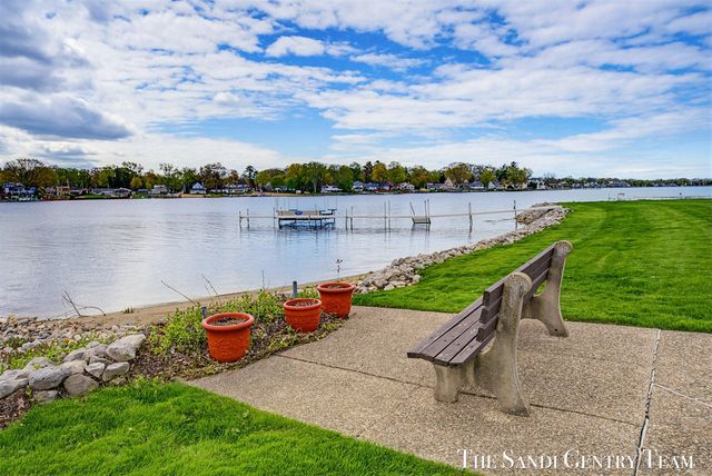 15780 N Prospect Point Drive, Spring Lake, MI 49456