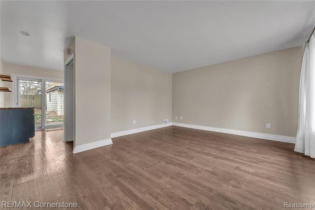 6797 Chirrewa Street, Westland, MI 48185