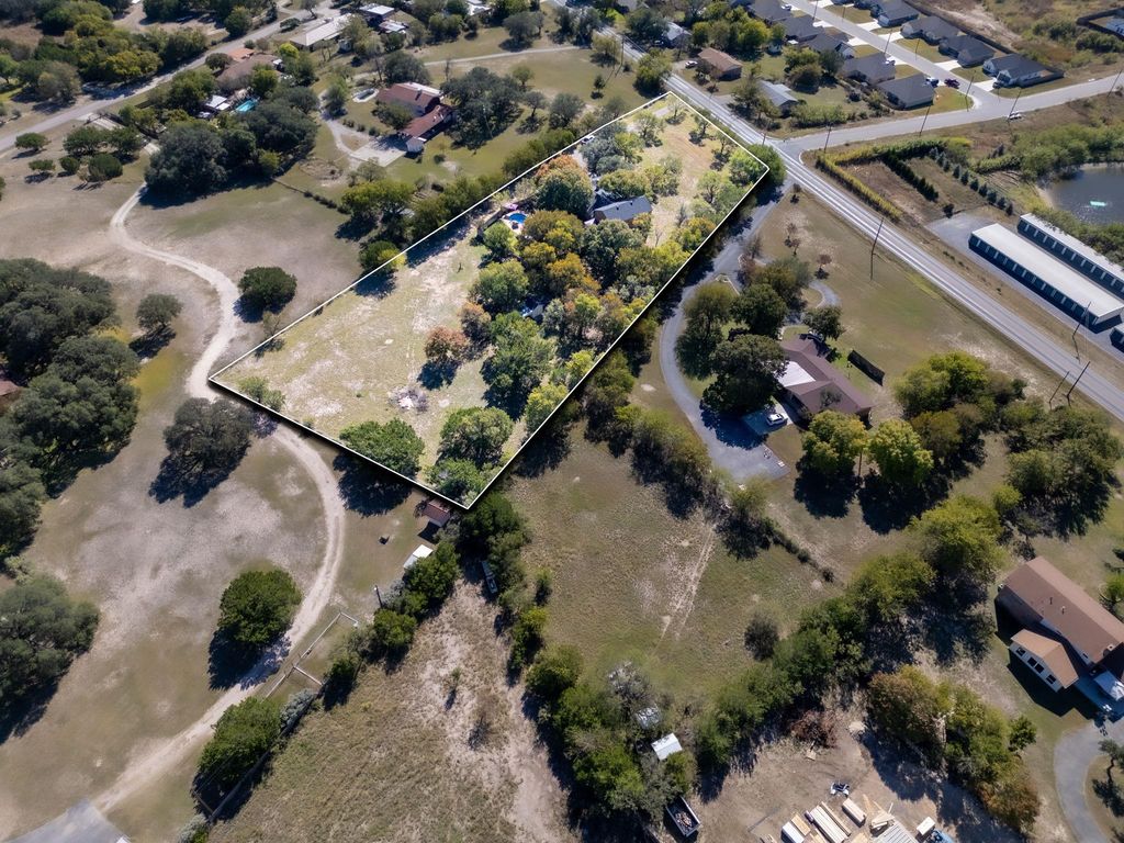 1307 Nix RD, Lampasas, TX 76550