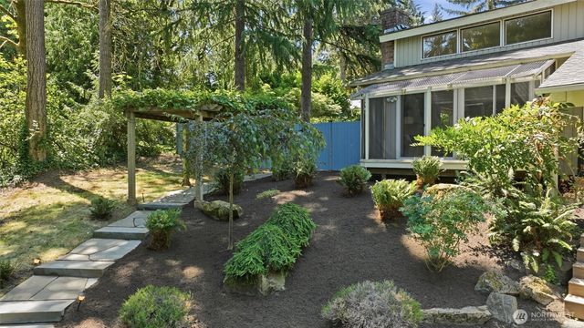 2209 W Lake Sammamish Parkway NE, Redmond, WA 98052