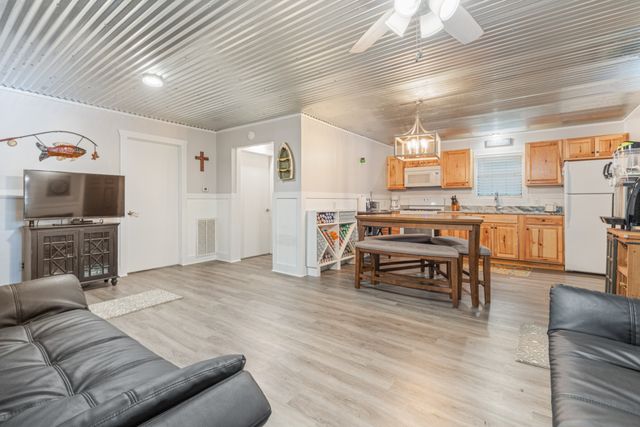 4053 Deer Creek Rd, Linden, TN 37096