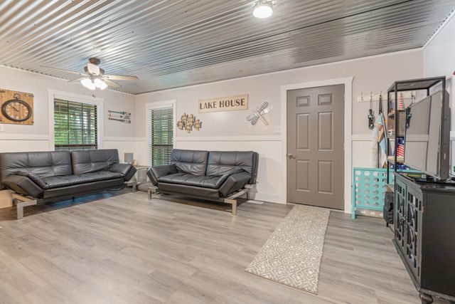 4053 Deer Creek Rd, Linden, TN 37096