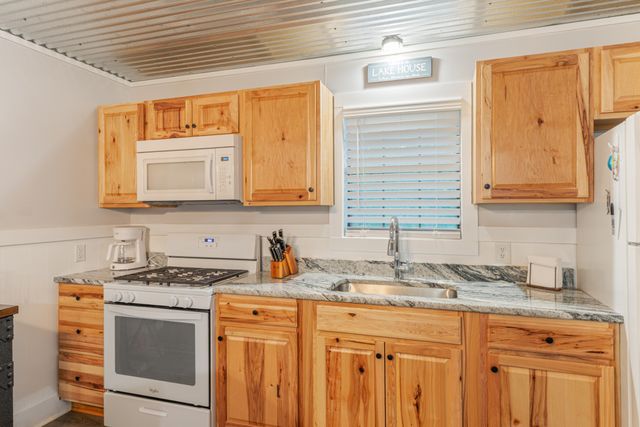 4053 Deer Creek Rd, Linden, TN 37096