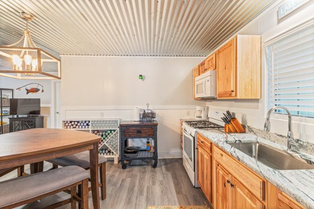 4053 Deer Creek Rd, Linden, TN 37096