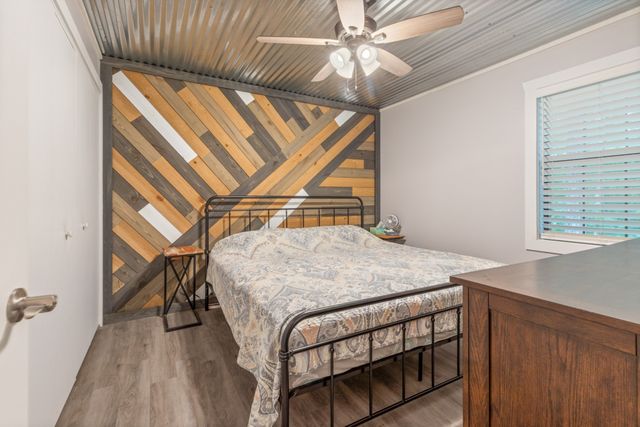 4053 Deer Creek Rd, Linden, TN 37096