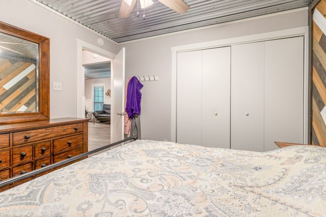 4053 Deer Creek Rd, Linden, TN 37096