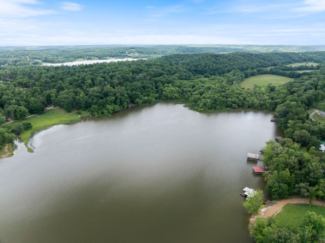 4053 Deer Creek Rd, Linden, TN 37096