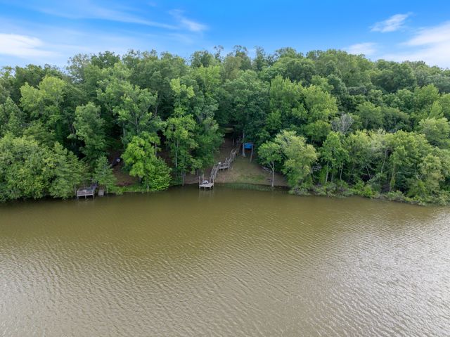 4053 Deer Creek Rd, Linden, TN 37096