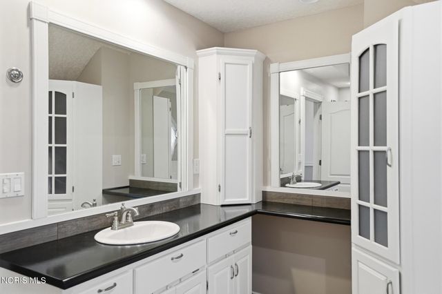 300 W Sawmill Road, Findlay, OH 45840