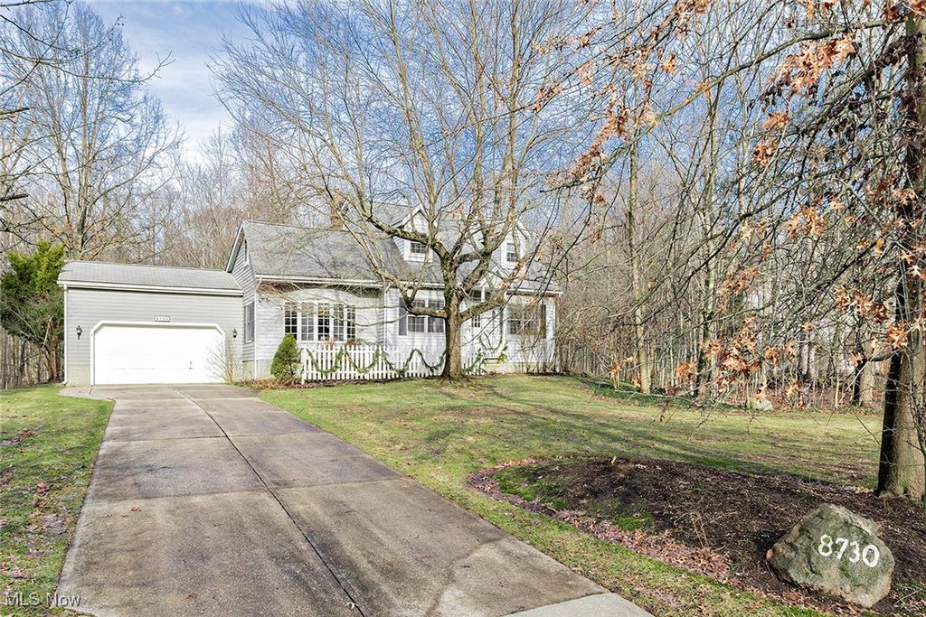 8730 Lake In The Woods Trail, Chagrin Falls, OH 44023