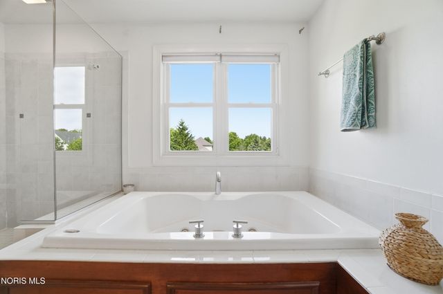 5853 Green Ivy Lane, Monclova, OH 43542