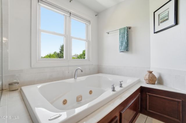 5853 Green Ivy Lane, Monclova, OH 43542
