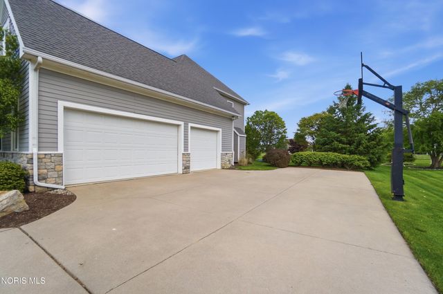 5853 Green Ivy Lane, Monclova, OH 43542