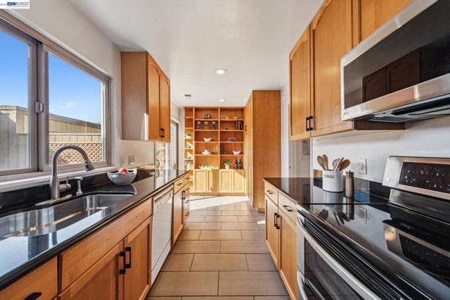 1118 Bismarck Ln, Alameda, CA 94502