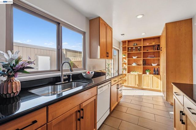 1118 Bismarck Ln, Alameda, CA 94502