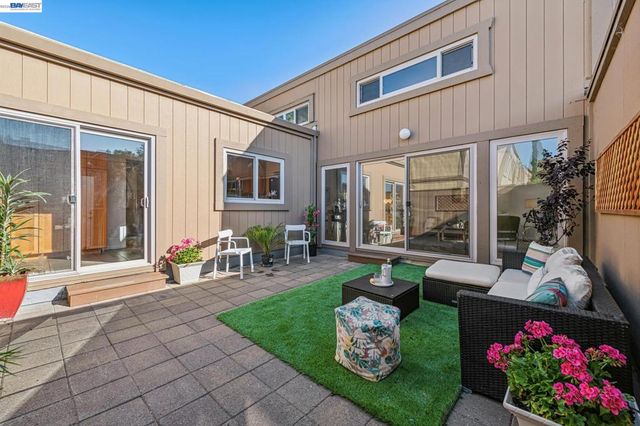 1118 Bismarck Ln, Alameda, CA 94502