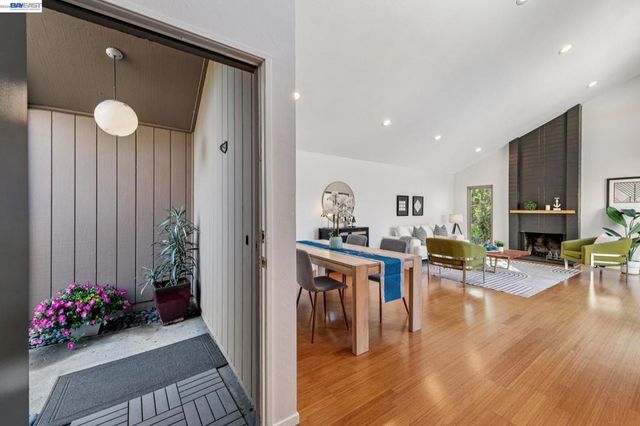 1118 Bismarck Ln, Alameda, CA 94502
