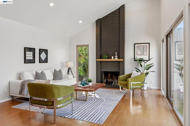 1118 Bismarck Ln, Alameda, CA 94502