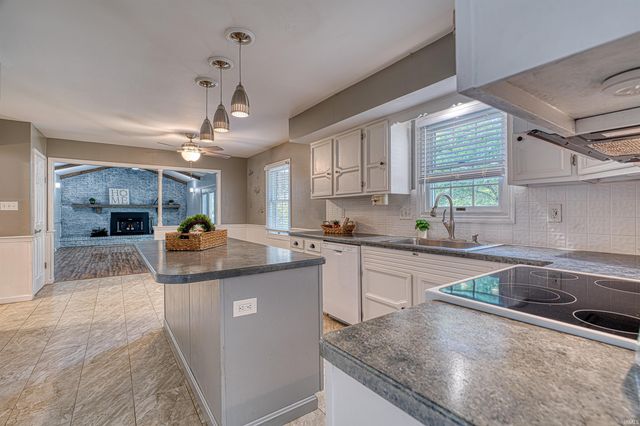 5071 W Sherwood Drive, Newburgh, IN 47630