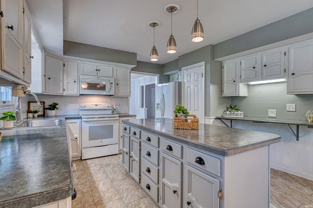 5071 W Sherwood Drive, Newburgh, IN 47630
