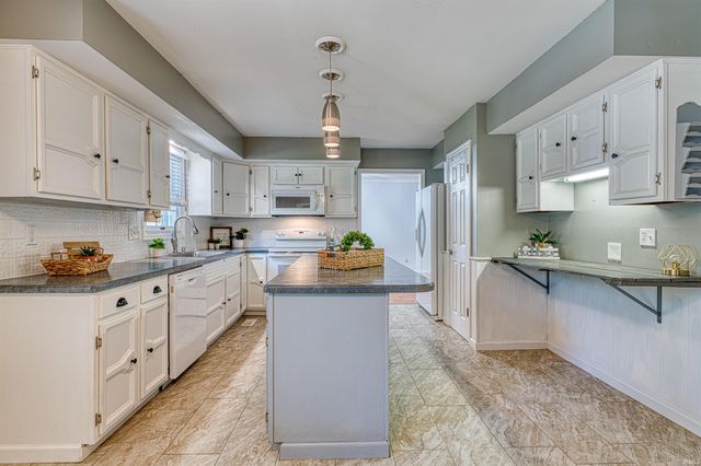 5071 W Sherwood Drive, Newburgh, IN 47630