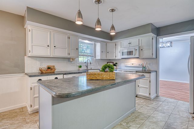5071 W Sherwood Drive, Newburgh, IN 47630