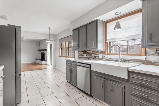 1922 E Meadow Drive, Springfield, MO 65804