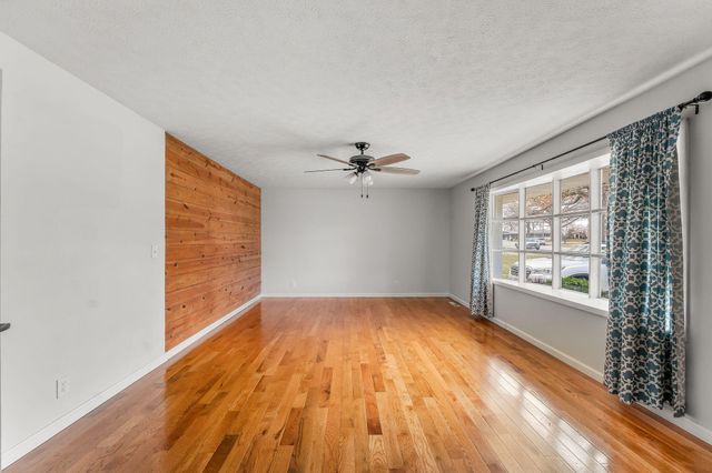 1922 E Meadow Drive, Springfield, MO 65804