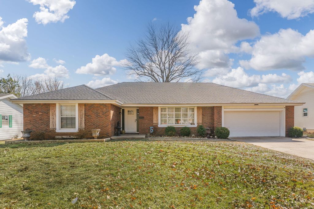 1922 E Meadow Drive, Springfield, MO 65804
