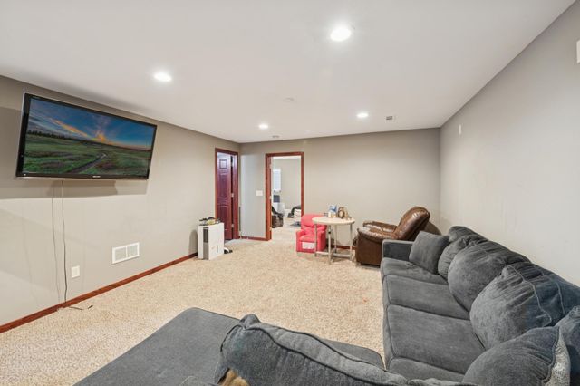 38509 8th Avenue, North Branch, MN 55056