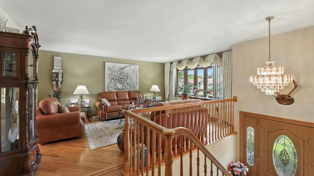 953 W SURREY Road, Addison, IL 60101