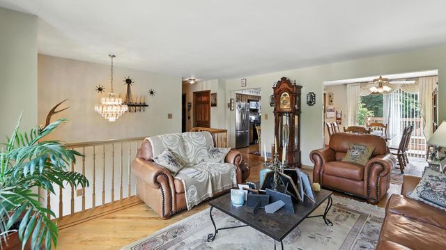 953 W SURREY Road, Addison, IL 60101
