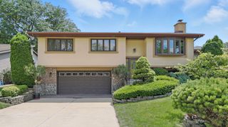 953 W SURREY Road, Addison, IL 60101