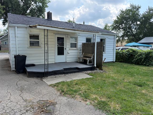 2065 Brady Avenue, Burton, MI 48529