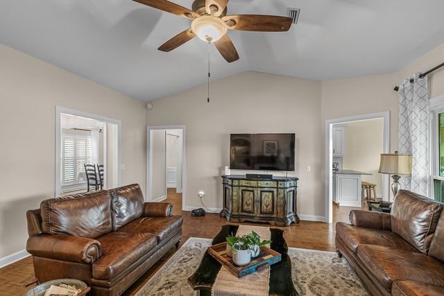 103 Stonegate Dr, Headland, AL 36345