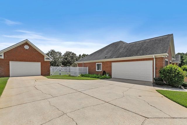 103 Stonegate Dr, Headland, AL 36345