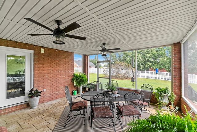 103 Stonegate Dr, Headland, AL 36345