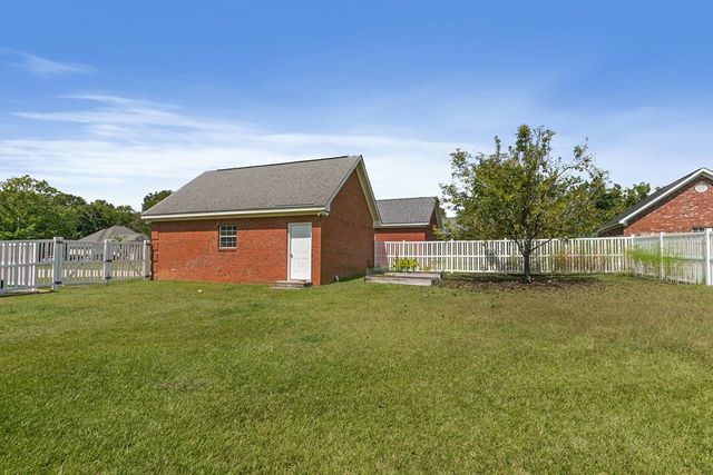 103 Stonegate Dr, Headland, AL 36345