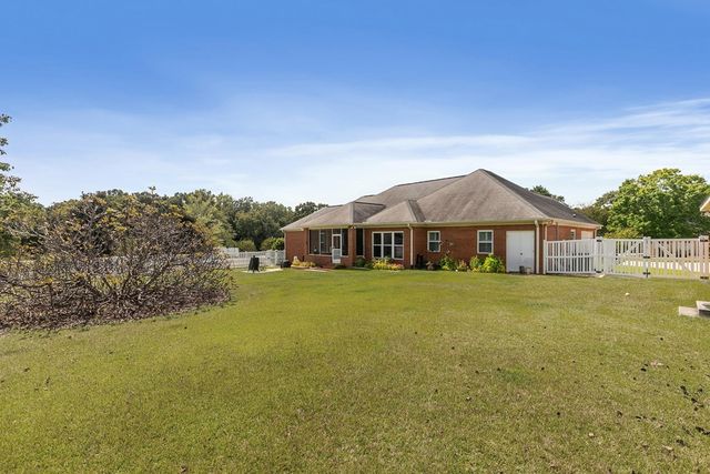 103 Stonegate Dr, Headland, AL 36345