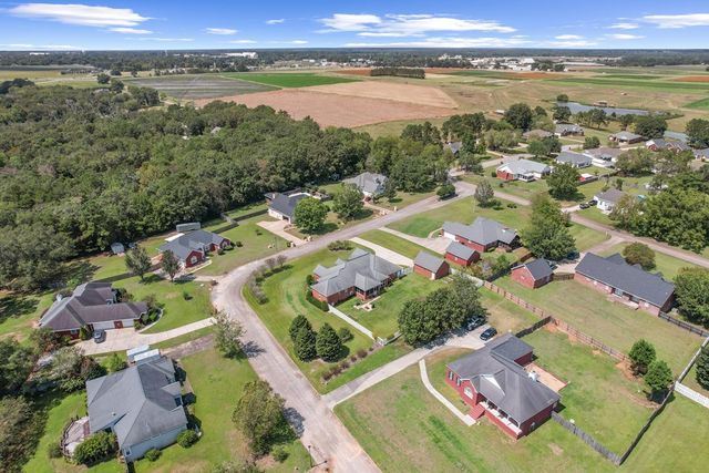 103 Stonegate Dr, Headland, AL 36345