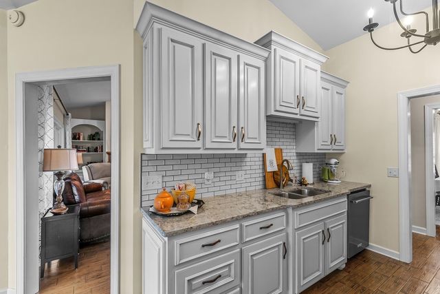 103 Stonegate Dr, Headland, AL 36345