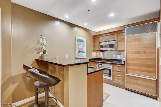 135 East Harmon Avenue 402, Las Vegas, NV 89109