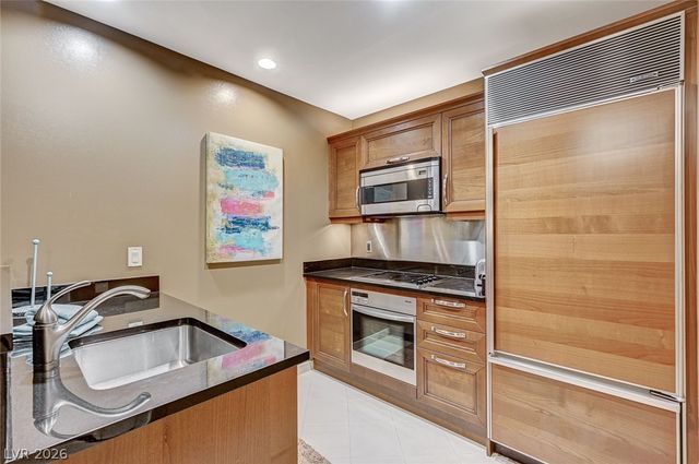 135 East Harmon Avenue 402, Las Vegas, NV 89109