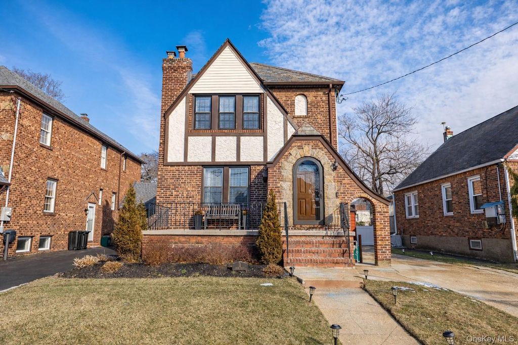 3 Olive Place, Lynbrook, NY 11563